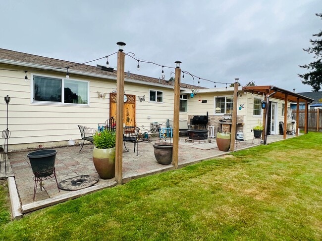 Building Photo - Beautiful yard, 3 bedroom 1 bath rambler i...