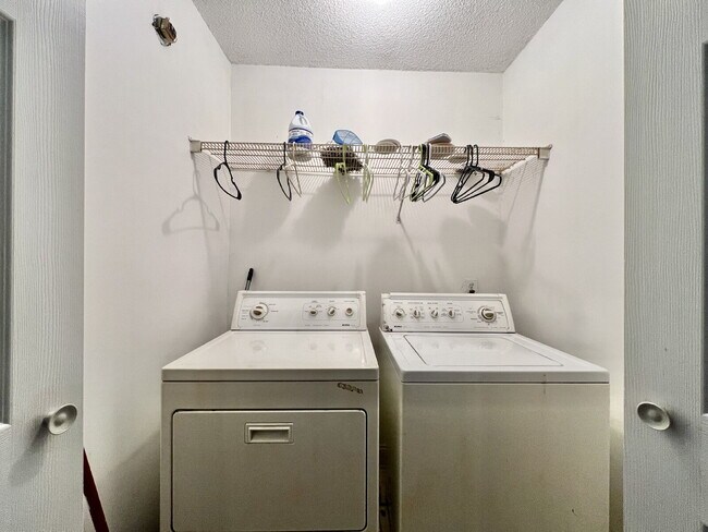 Building Photo - CONVENIENT LOCATION 3 Bedroom