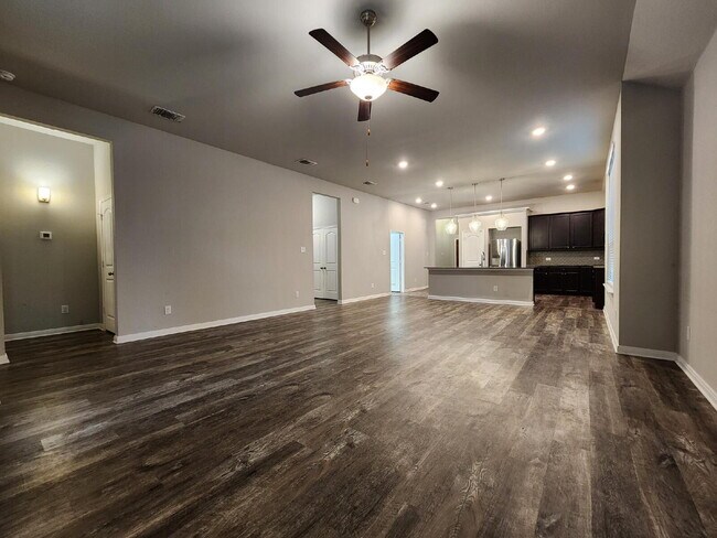 Building Photo - "Beautiful 3 Bedroom, 2 Bathroom Home for ...