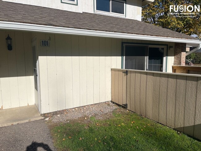 Building Photo - 3 Bedroom/2 Bathroom Condo Right Near Oakledge Park w/Pool!