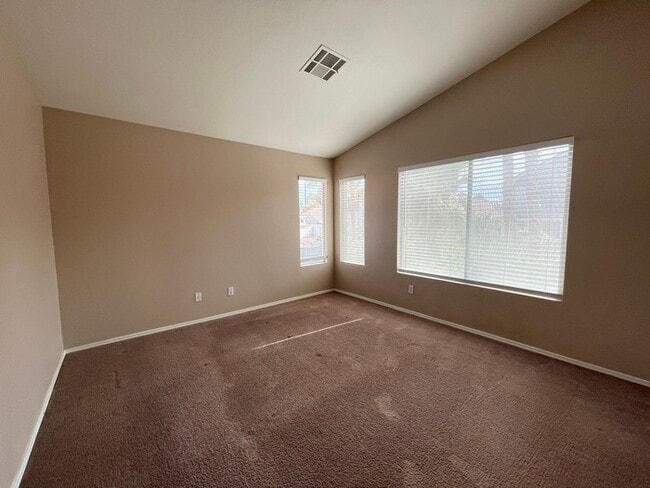 Building Photo - Carry Over Showing: This property has been...