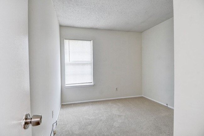 Building Photo - GATED COMMUNITY - CONDO