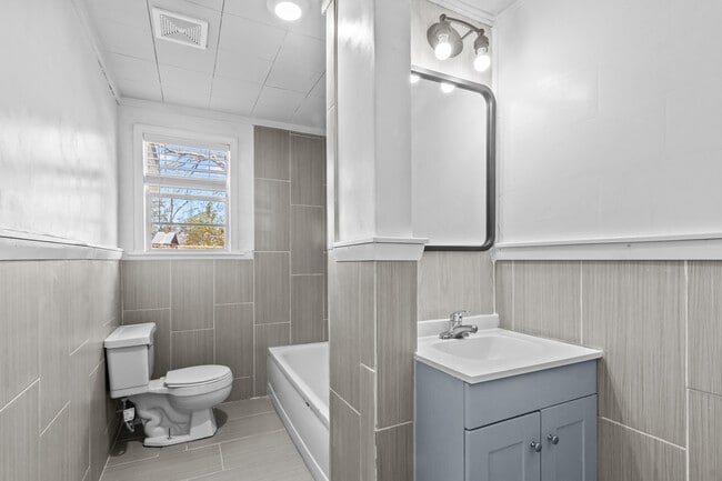 Building Photo - 404 Pine St