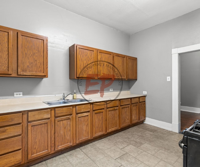 Building Photo - 423 Sherman St