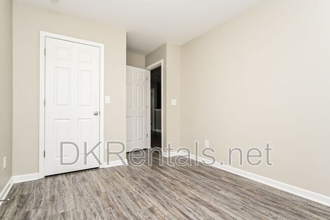 Building Photo - 402 Whippet St