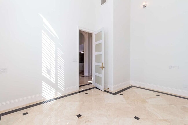 Building Photo - 4/3 Stunning Waterfront home in the heart of Clearwater Beach!