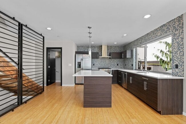 Building Photo - Air Conditioned Judkins Parkside Townhome ...