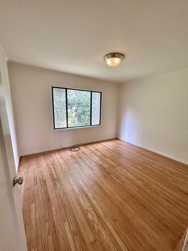 Building Photo - Spacious 2bd/1bth Upper Flat With Beautiful Views