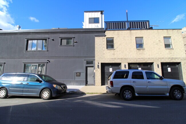 Building Photo - 933 N Ashland Ave