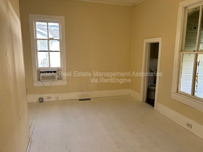 Building Photo - 821 Williams St