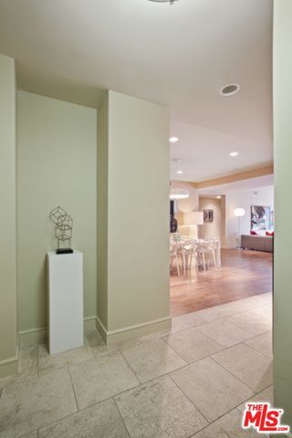 Building Photo - 447 N Doheny Dr
