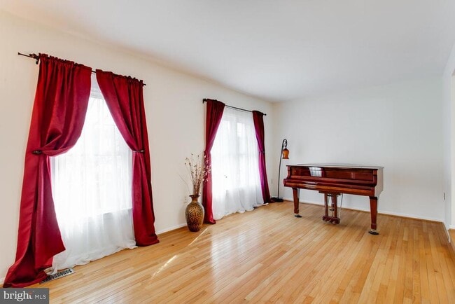 Building Photo - 4428 Holly Ave