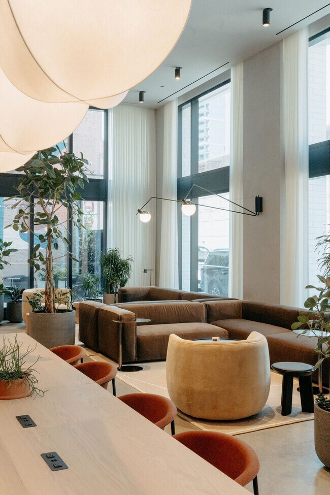 Building Photo - 755 S Clark St