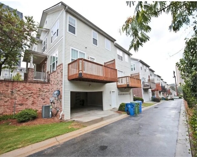 Building Photo - Charming 3BR Townhome in Atlanta