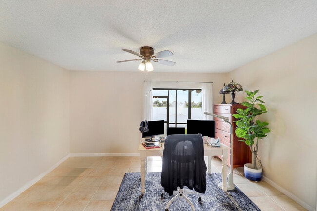 Building Photo - 703 Stonewood Ct