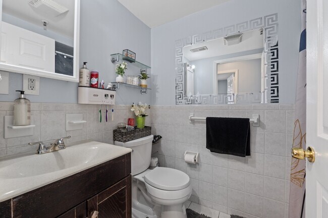 Building Photo - 587 70th St