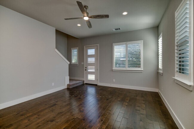 Building Photo - GORGEOUS 3 BEDROOM TOWNHOUSE LOCATED IN FORT WORTH!