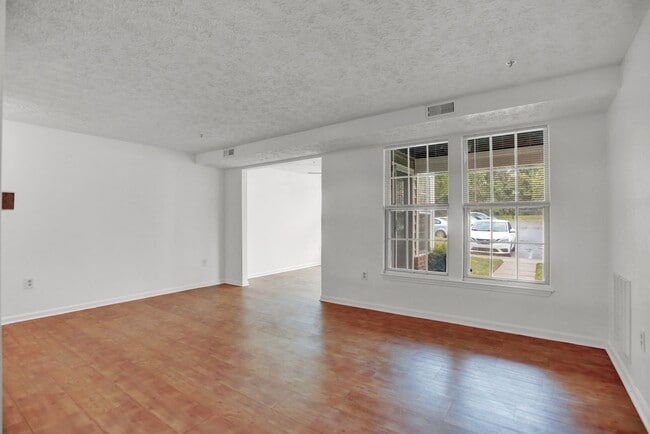 Building Photo - Large 2 Bedroom 2 Bath Ground Floor Condo - ZERO STEPS!