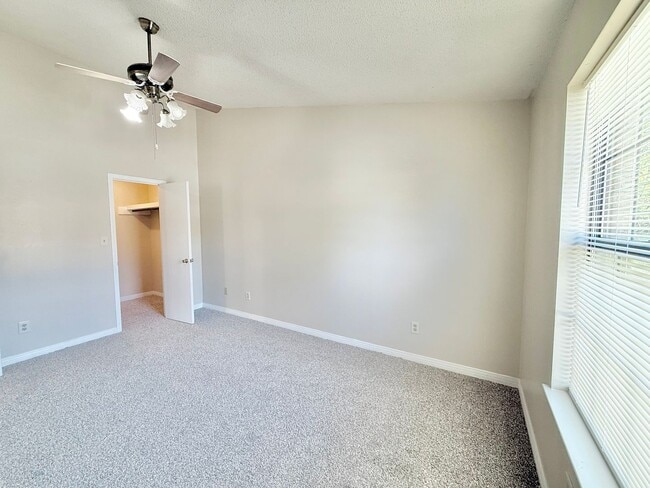 Building Photo - Charming 2-Bedroom Apartment - Prime Location