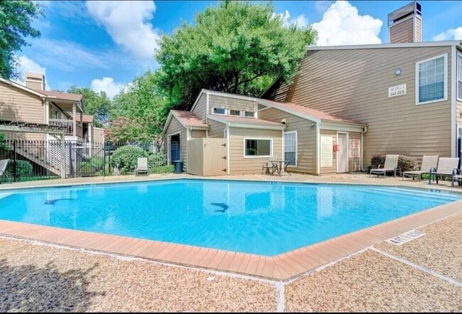 Building Photo - 1860 White Oak Dr