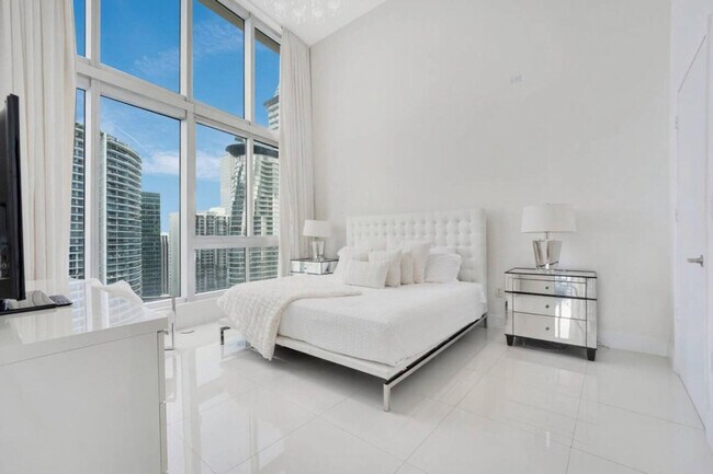 Building Photo - 485 Brickell Ave