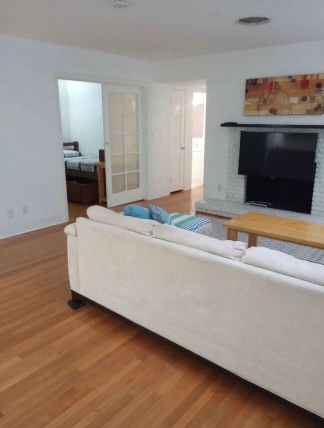 Building Photo - Furnished 3 Bedroom