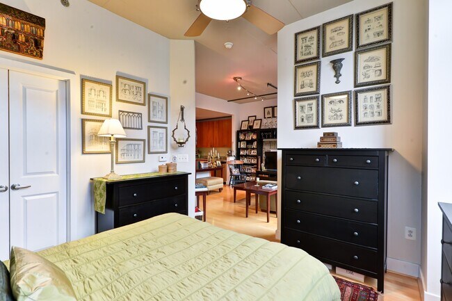 Building Photo - Gorgeous Light Filled 1Br Blocks to King St Metro