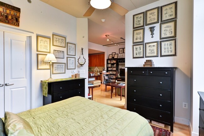 Building Photo - Gorgeous Light Filled Spacious Studio Blocks to King St Metro