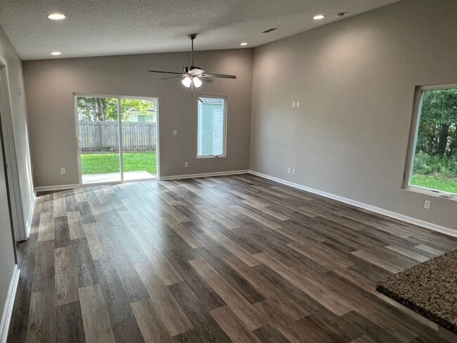 Building Photo - Pristine 4BR/2BA Available Immediately