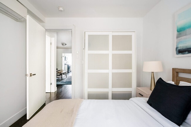 Building Photo - 359 W 39th St