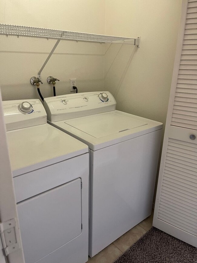 Building Photo - Beautiful Condo off Ellsworth!