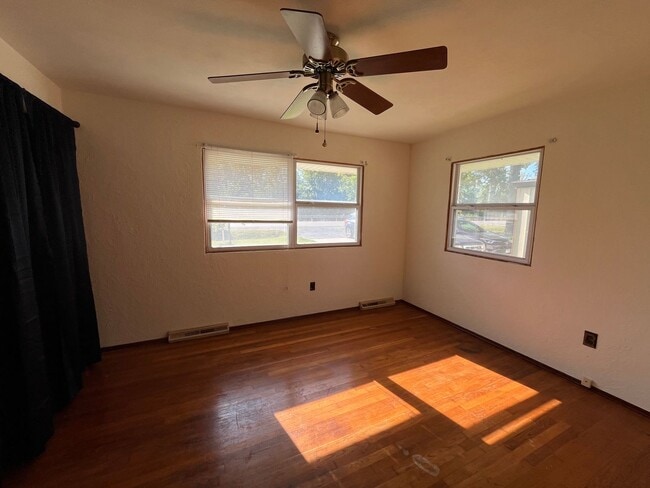 Building Photo - Three bedroom in Godfrey