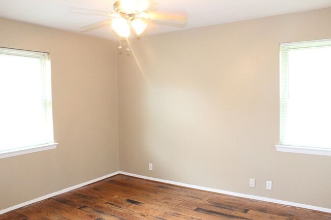 Building Photo - MESQUITE 3 bedroom home with hardwood floors!