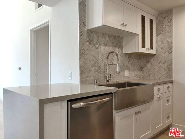 Building Photo - 301 S Swall Dr