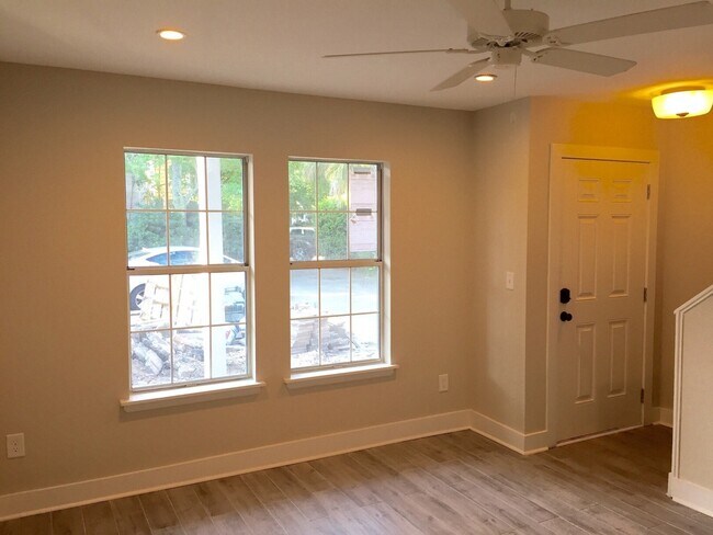 Building Photo - 2 Bedroom 1.5 Bath Townhouse - Downtown Charleston