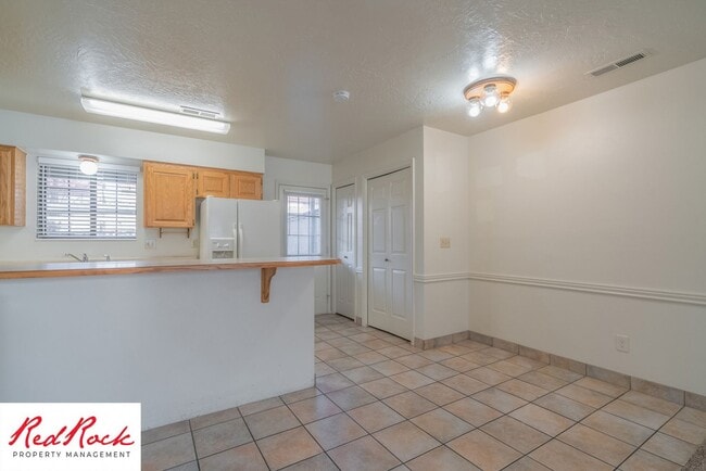 Building Photo - Charming 2 Bedroom Townhome