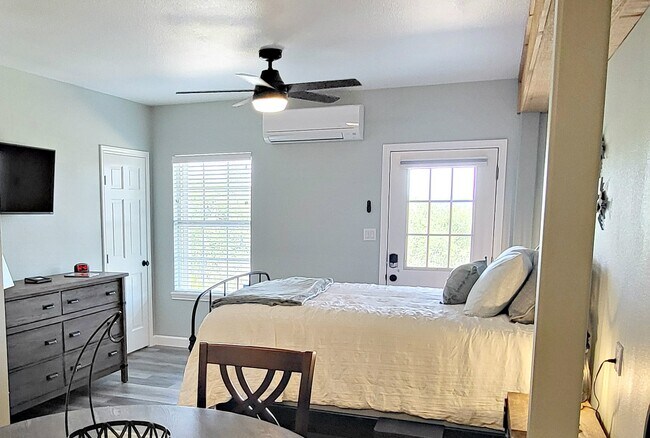 Building Photo - 1526 Lakeside Dr W