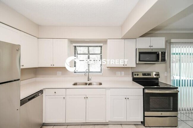 Building Photo - 3 Bedroom Pet-Friendly Home in orange park...