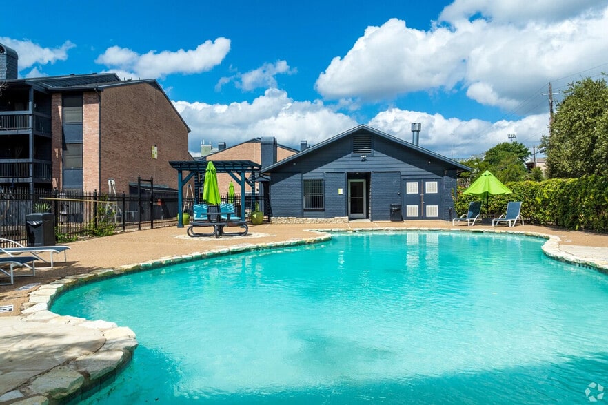 Building Photo - 1071 Clayton Ln