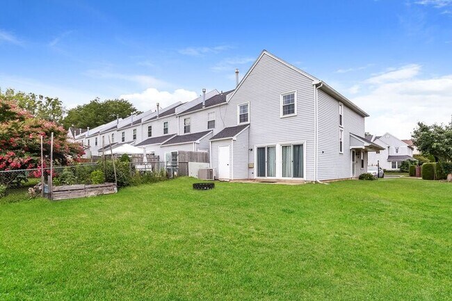 Building Photo - 1515 Russett Dr
