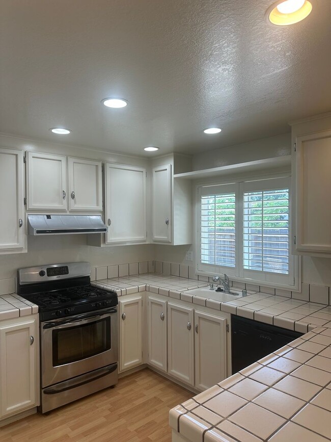 Building Photo - 4 Bedrom 2.5 baths Beauty