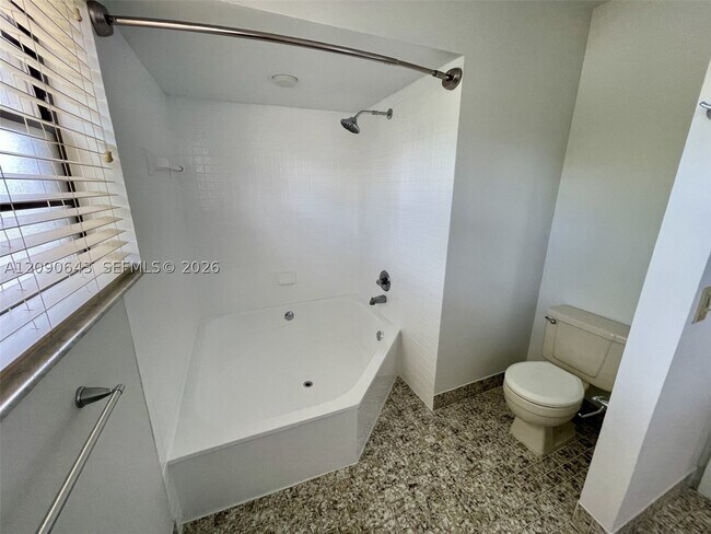 Building Photo - 2160 Bayberry Dr