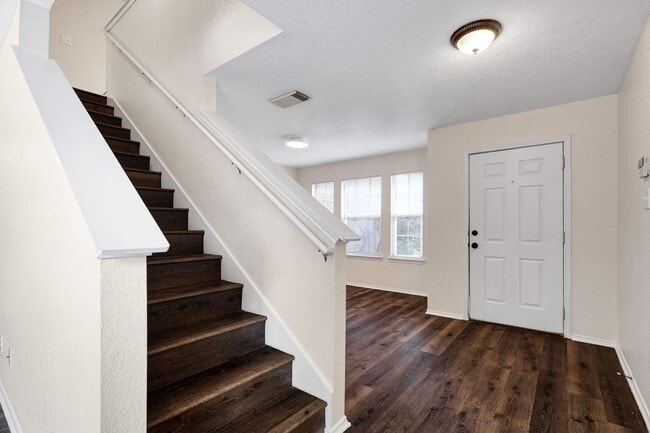 Building Photo - Spacious Brick-Front Home with Loft and Ex...