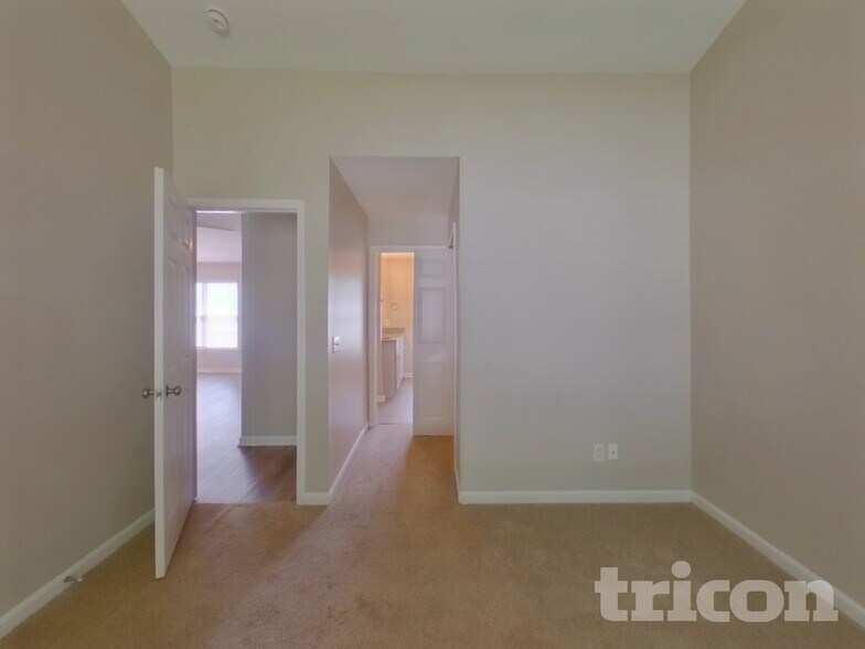 Building Photo - 633 Thornbird Cir