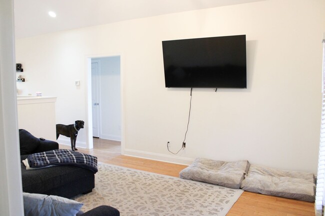 Building Photo - Charming 3BD, 2BA home with spacious yard ...