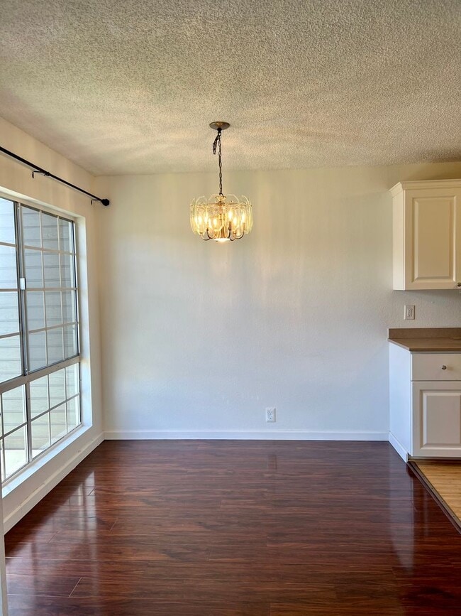Building Photo - Charming Townhouse-2Bedrooms, 1Bathroom, 2...
