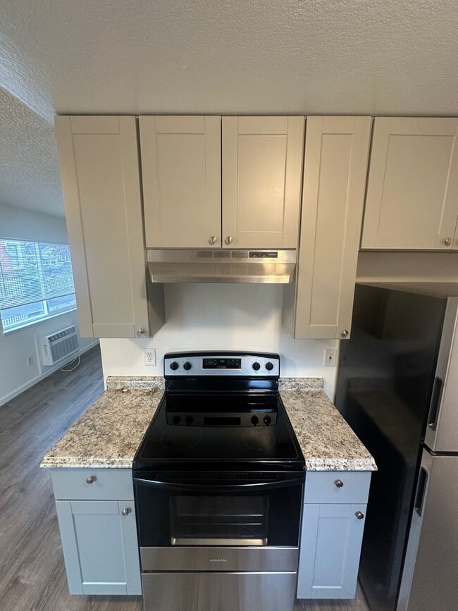 Building Photo - Nice move-in ready two bedroom one bath unit