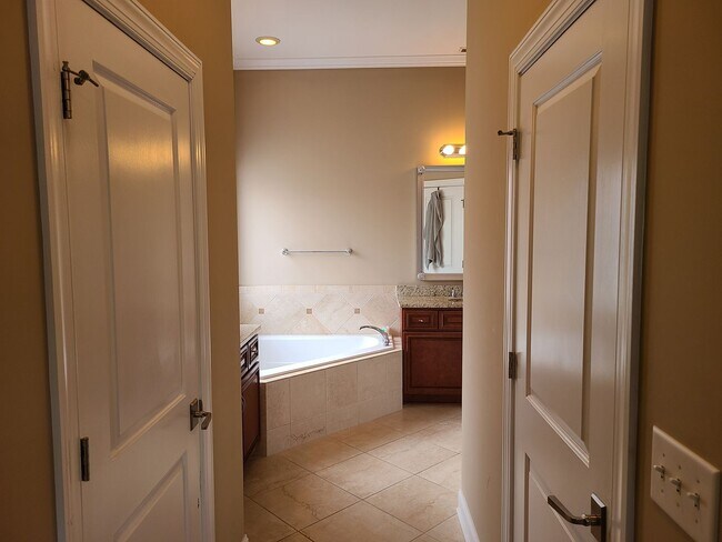 Building Photo - Beautiful unfurnished 3 bedroom, 2.5 bath ...