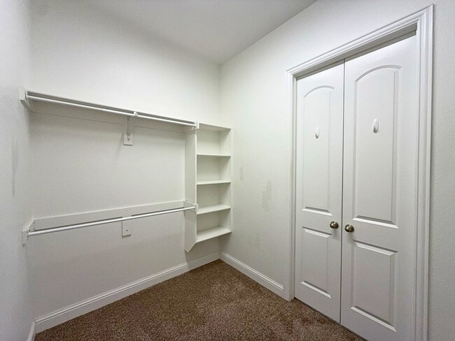 Building Photo - 302 Julia Ln