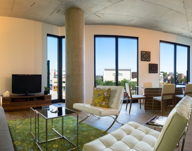 Family Room - 1611 W Division